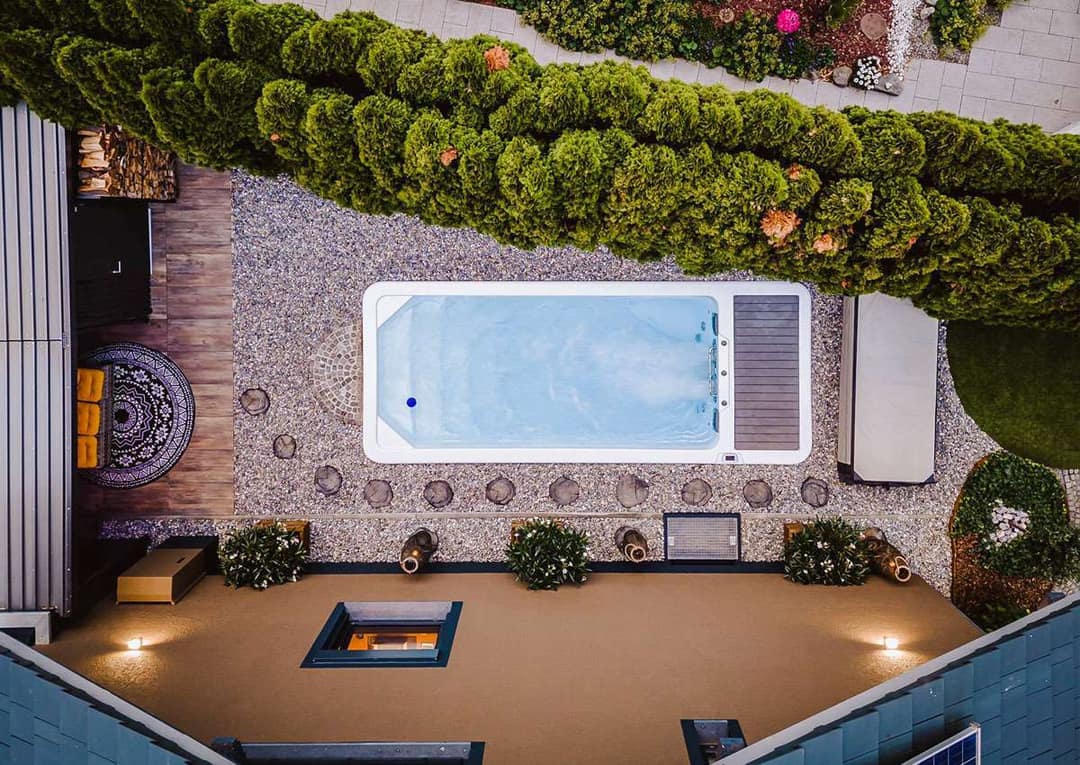 Swimspa in einem Kiesbett im Garten, von oben gesehen