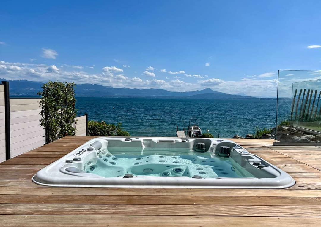 Whirlpool auf einer Holzterrasse mit Blick über den See